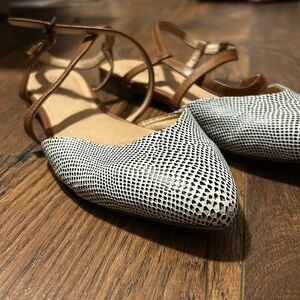9 1/2 M black and white leathered toe sandals